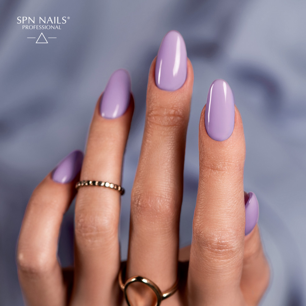 Fioletowy manicure. Stylizacja wykonana za pomocą bazy kauczukowej Rubber Base w kolorze pastelowym fioletowym Fioletowy manicure. Stylizacja wykonana za pomocą bazy kauczukowej Rubber Base w kolorze pastelowym fioletowym