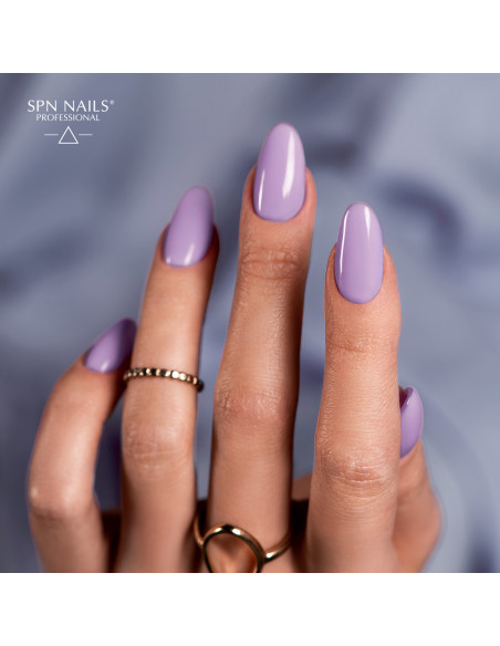 Fioletowy manicure. Stylizacja wykonana za pomocą bazy kauczukowej Rubber Base w kolorze pastelowym fioletowym Fioletowy manicure. Stylizacja wykonana za pomocą bazy kauczukowej Rubber Base w kolorze pastelowym fioletowym