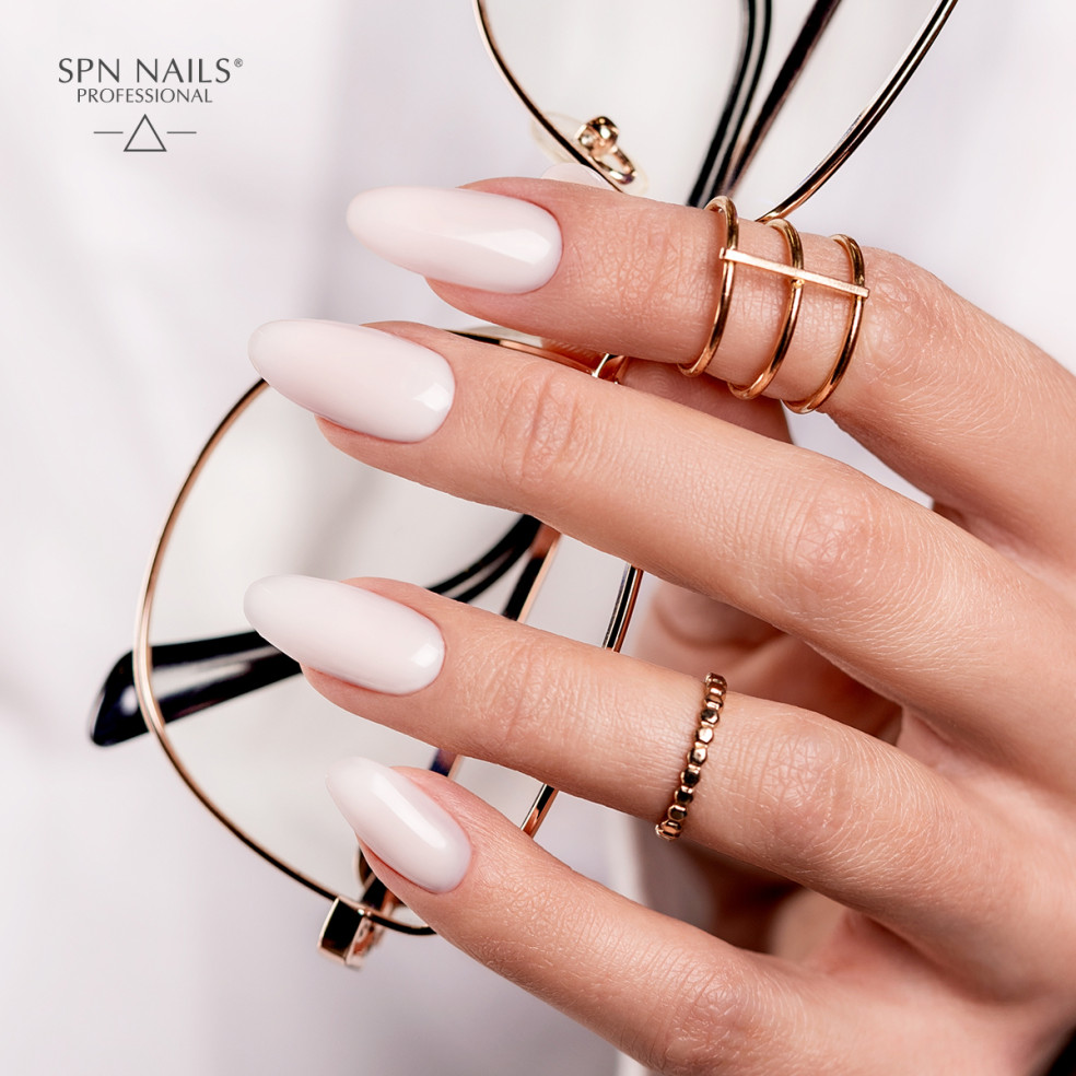 Jasne różowe paznokcie. Manicure wykonany za pomocą bazy kauczukowej Rubber Base