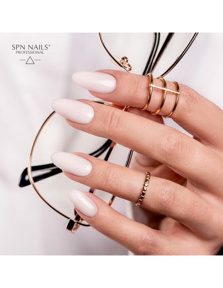 Jasne różowe paznokcie. Manicure wykonany za pomocą bazy kauczukowej Rubber Base