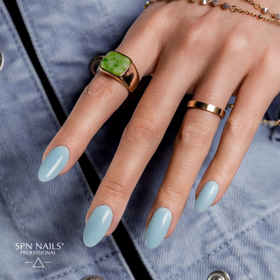 Błękitne paznokcie. Manicure wykonany bazą kauczukową Rubber Color & Go w kolorze błękitnym Peace