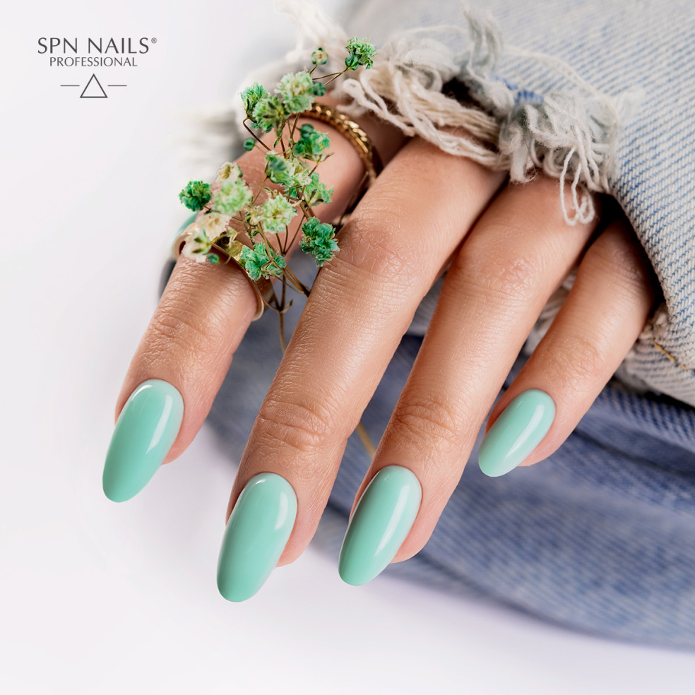 Manicure wykonany za pomocą bazy kauczukowej w kolorze miętowym zielonym