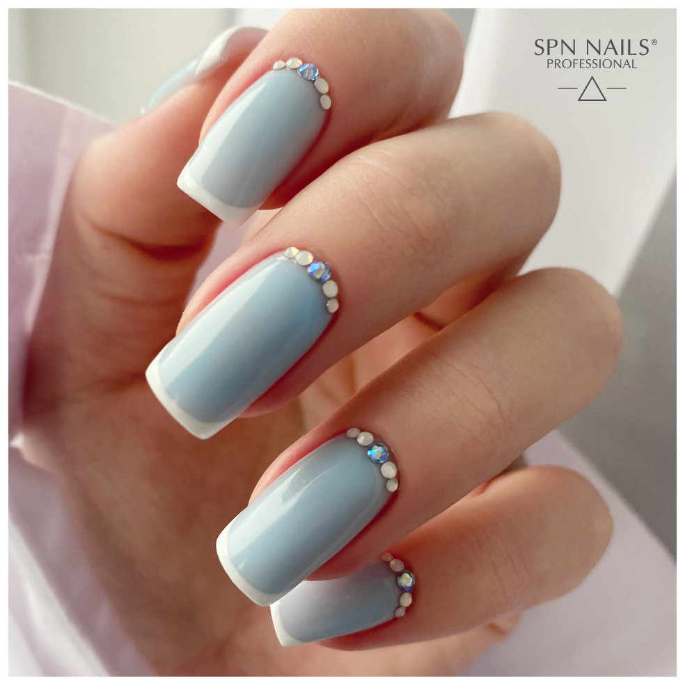 Błękitne paznokcie. Manicure wykonany za pomocą bazy kauczukowej w kolorze błękitnym