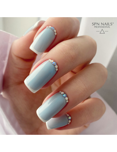 Błękitne paznokcie. Manicure wykonany za pomocą bazy kauczukowej w kolorze błękitnym