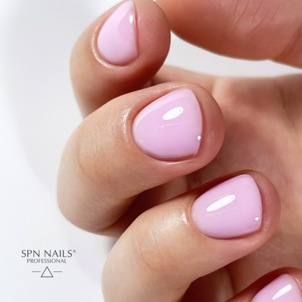 Różowe paznokcie. Manicure wykonany za pomocą bazy kauczukowej w kolorze różowym