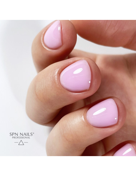 Różowe paznokcie. Manicure wykonany za pomocą bazy kauczukowej w kolorze różowym