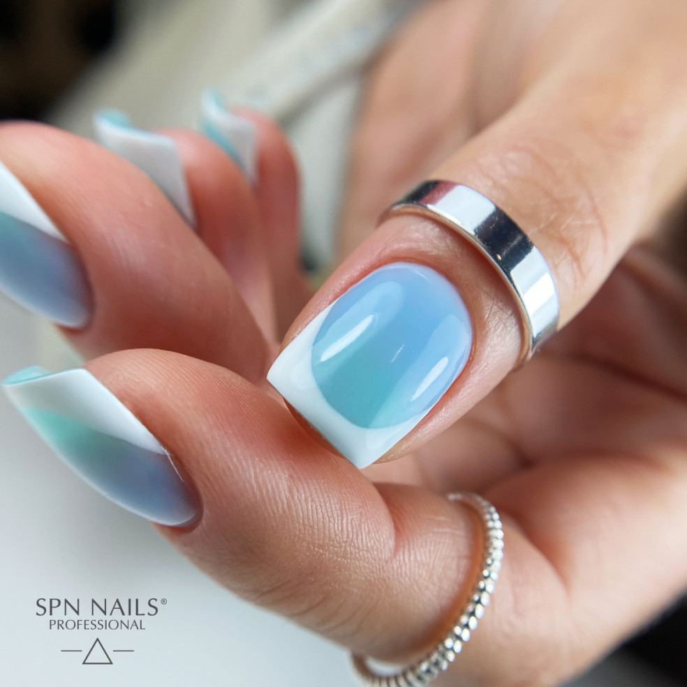 French manicure. Zdobienie wykonane za pomocą bazy kauczukowej Rubber Base w kolorze Peace