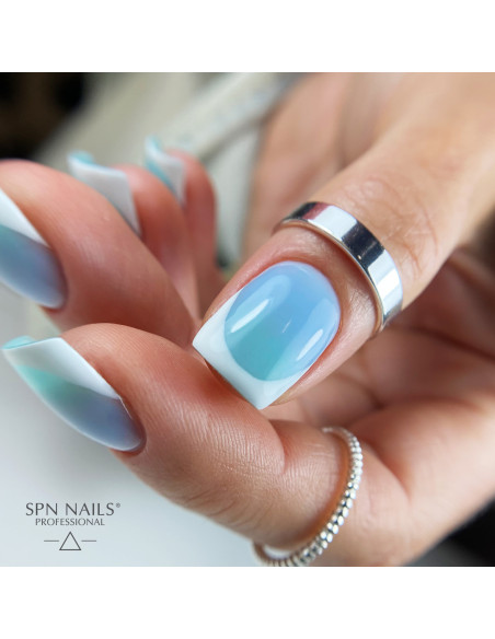 French manicure. Zdobienie wykonane za pomocą bazy kauczukowej Rubber Base w kolorze Peace