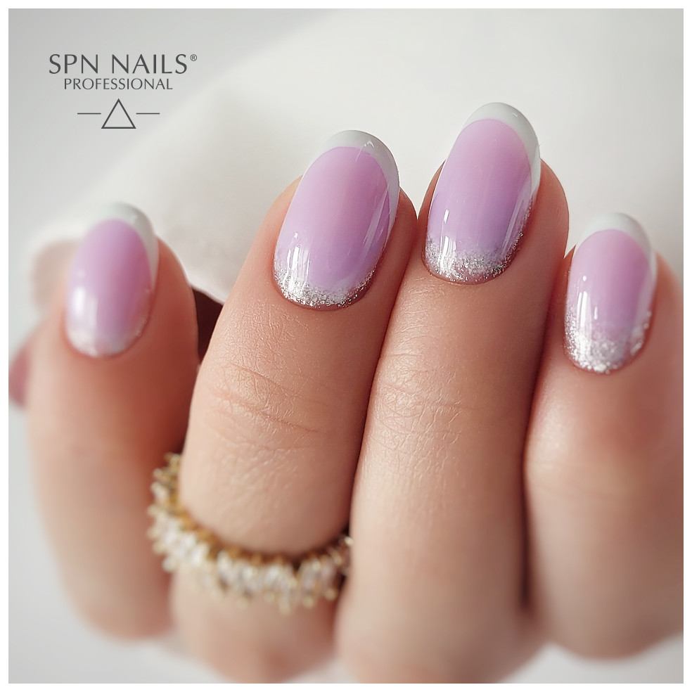 French manicure. Zdobienie wykonane za pomocą bazy kauczukowej Rubber Base Color & Go w kolorze pastelowym fioletowym French manicure. Zdobienie wykonane za pomocą bazy kauczukowej Rubber Base Color & Go w kolorze pastelowym fioletowym