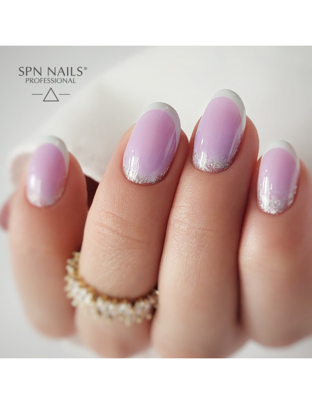 French manicure. Zdobienie wykonane za pomocą bazy kauczukowej Rubber Base Color & Go w kolorze pastelowym fioletowym