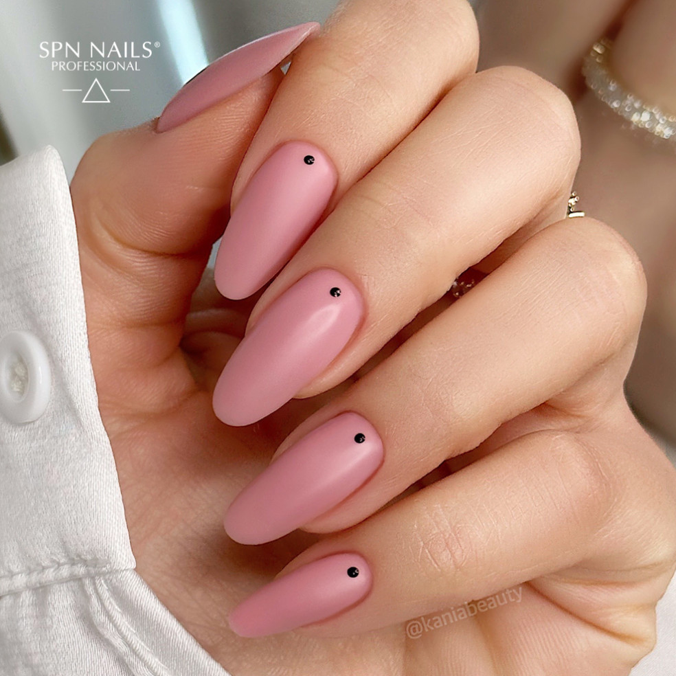 Manicure hybrydowy. Minimalistyczne paznokcie w naturalnym odcieniu pokryte bazą kauczukową w odcieniu Be Cover Manicure hybrydowy. Minimalistyczne paznokcie w naturalnym odcieniu pokryte bazą kauczukową w odcieniu Be Cover