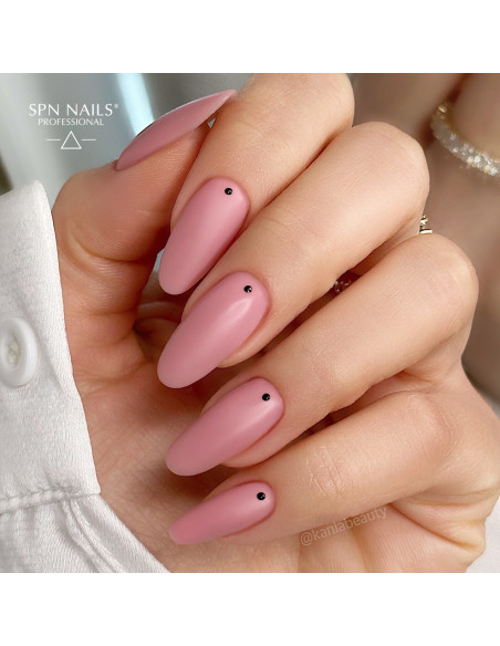 Manicure hybrydowy. Minimalistyczne paznokcie w naturalnym odcieniu pokryte bazą kauczukową w odcieniu Be Cover Manicure hybrydowy. Minimalistyczne paznokcie w naturalnym odcieniu pokryte bazą kauczukową w odcieniu Be Cover