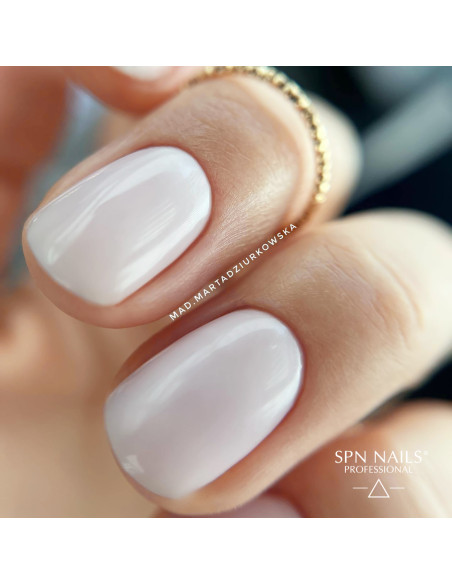 Zbliżenie na jasne różowe paznokcie. Manicure wykonany za pomocą bazy kauczukowej Color & Go Cotton Candy