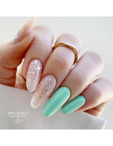 Manicure hybrydowy. Stylizacka wykonana z wykorzystaniem lakieru w kolorze miętowym zielonym