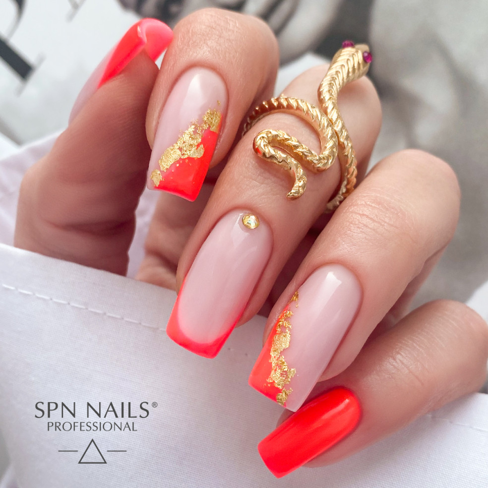 French manicure namalowany lakierem hybrydowym w kolorze neonowym czerwonym French manicure namalowany lakierem hybrydowym w kolorze neonowym czerwonym