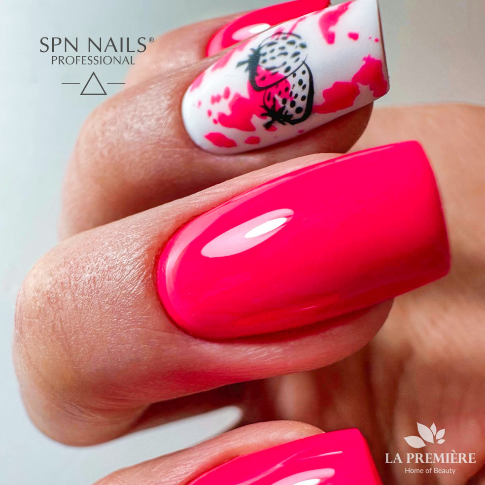 Manicure hybrydowy. Zbliżenie na paznokcie pomalowane neonowym czerwonym lakierem hybrydowym