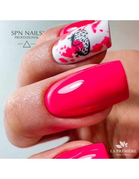 Manicure hybrydowy. Zbliżenie na paznokcie pomalowane neonowym czerwonym lakierem hybrydowym