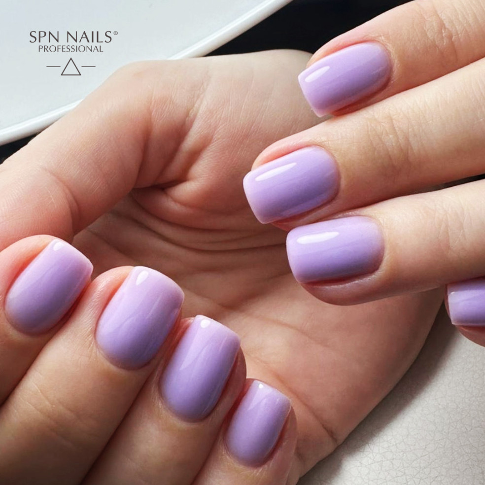 Fioletowy manicute wykonany bazą kauczukową Rubber Base Color & Go w kolorze jasnego fioletu Fioletowy manicute wykonany bazą kauczukową Rubber Base Color & Go w kolorze jasnego fioletu