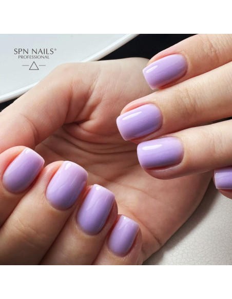 Fioletowy manicute wykonany bazą kauczukową Rubber Base Color & Go w kolorze jasnego fioletu Fioletowy manicute wykonany bazą kauczukową Rubber Base Color & Go w kolorze jasnego fioletu