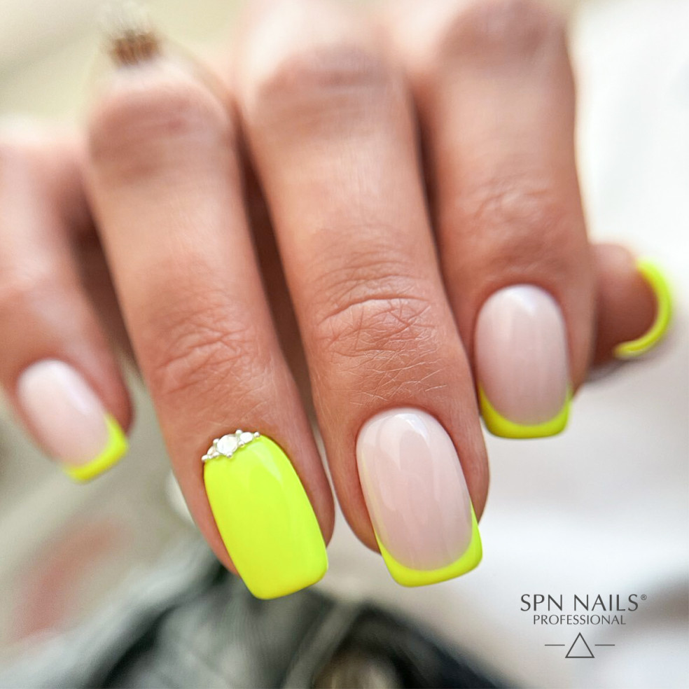 Zdobienie paznokci wykonane za pomocą neonowego żółtego lakieru hybrydowego Zdobienie paznokci wykonane za pomocą neonowego żółtego lakieru hybrydowego