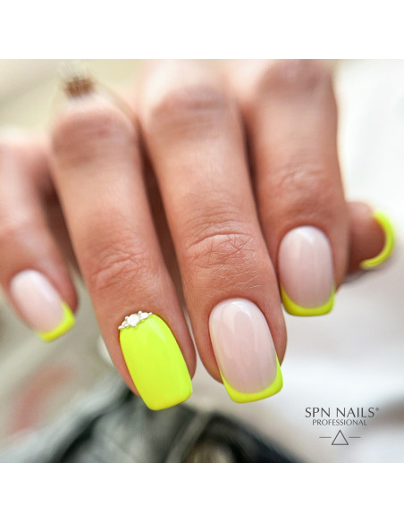 Zdobienie paznokci wykonane za pomocą neonowego żółtego lakieru hybrydowego Zdobienie paznokci wykonane za pomocą neonowego żółtego lakieru hybrydowego
