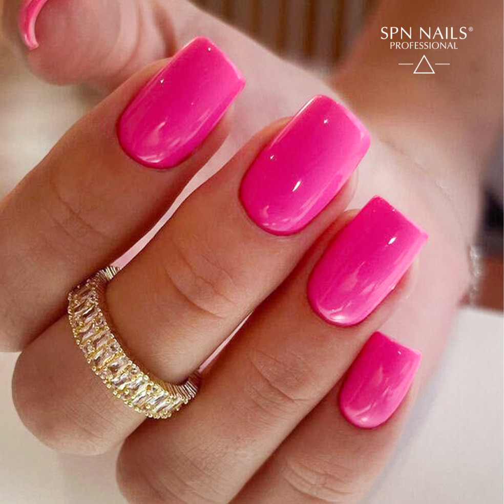 Manicure hybrydowy. Paznokcie pomalowane różowym lakierem 965 Natalia