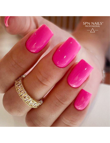 Manicure hybrydowy. Paznokcie pomalowane różowym lakierem 965 Natalia