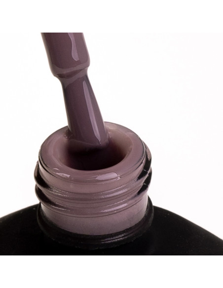 Pędzelek zanurzony w lakierze hybrydowym w kolorze jasnobrązowym Pędzelek zanurzony w lakierze hybrydowym w kolorze jasnobrązowym