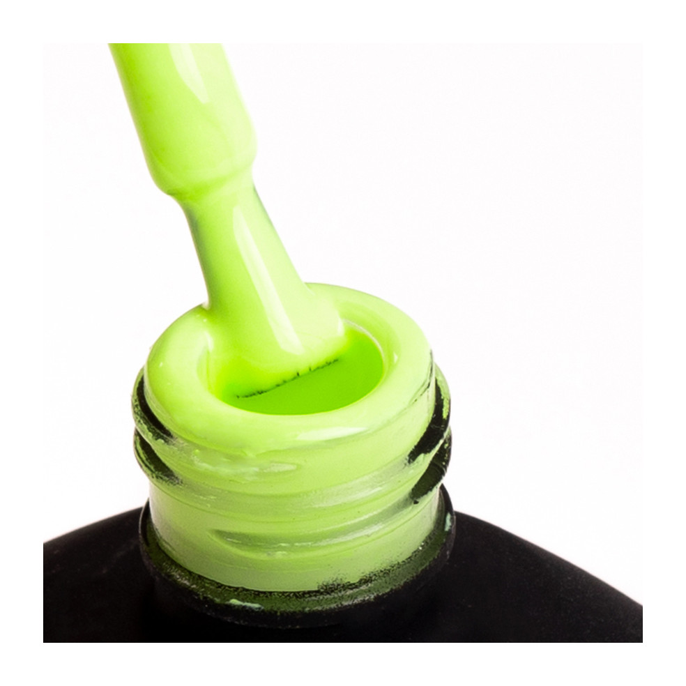 Pędzelek zanurzony w neonowym żółtym lakierze hybrydowym Pędzelek zanurzony w neonowym żółtym lakierze hybrydowym