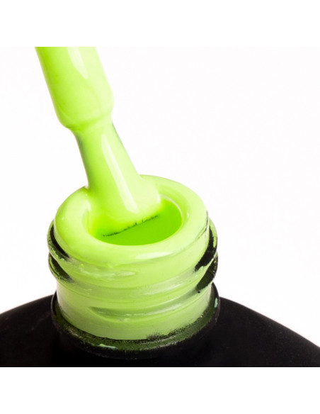 Pędzelek zanurzony w neonowym żółtym lakierze hybrydowym Pędzelek zanurzony w neonowym żółtym lakierze hybrydowym