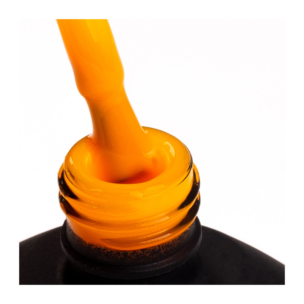 Pędzelek zanurzony w neonowym pomarańczowym lakierze hybrydowym Pędzelek zanurzony w neonowym pomarańczowym lakierze hybrydowym