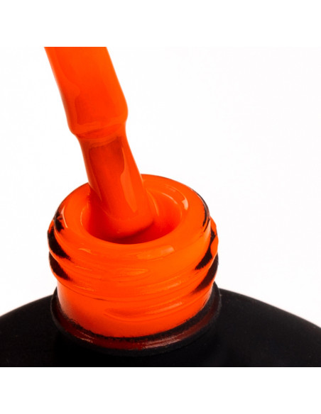 Pędzelek zanurzony w neonowym pomarańczowym lakierze hybrydowym