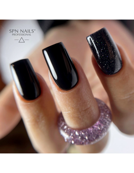 Czarny manicure wykonany za pomocą lakieru hybrydowego 503 Black Tulip Czarny manicure wykonany za pomocą lakieru hybrydowego 503 Black Tulip