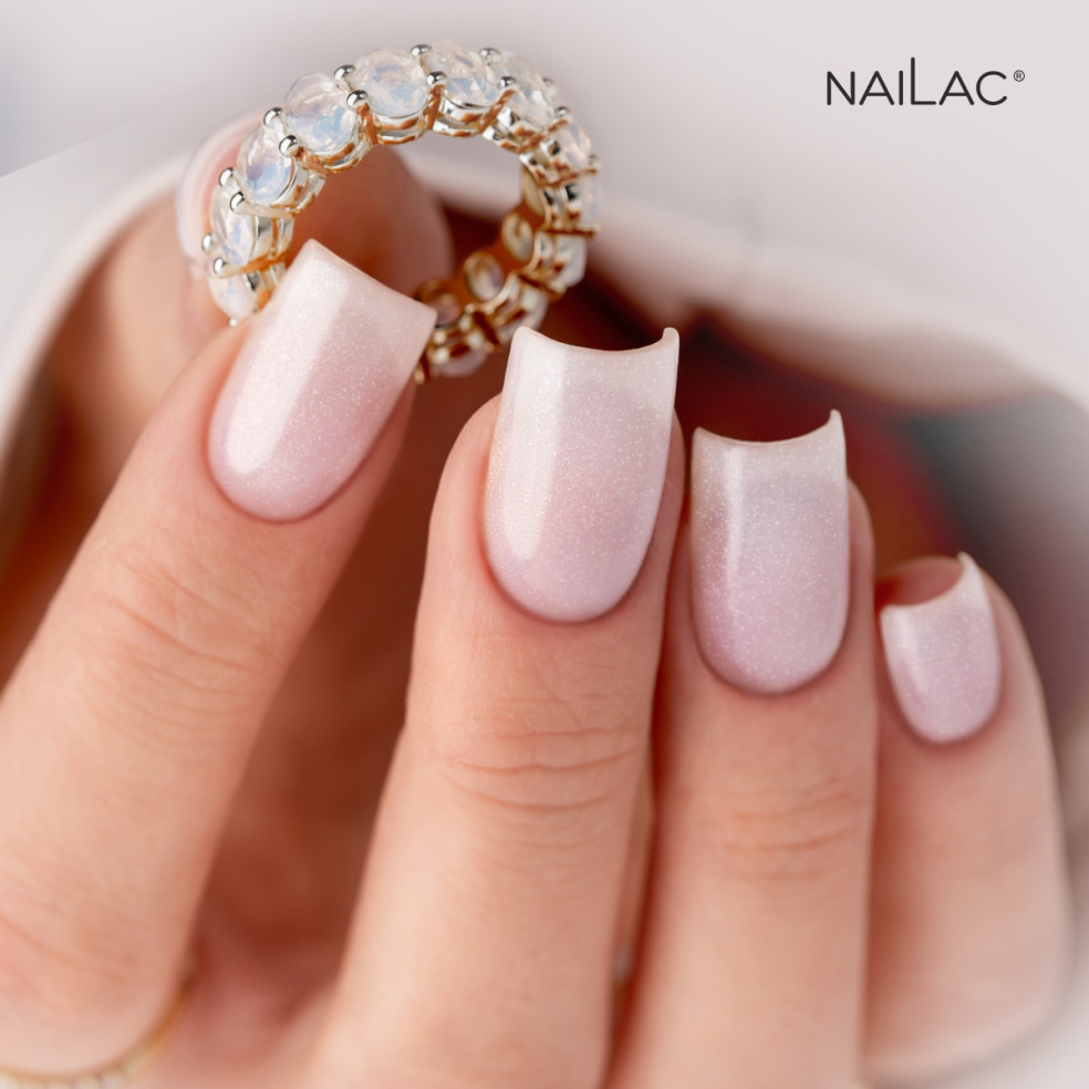 Manicure hybrydowy. Paznokcie pokryte mleczną bazą hybrydową z drobinkami VitaMilk Shimmer Manicure hybrydowy. Paznokcie pokryte mleczną bazą hybrydową z drobinkami VitaMilk Shimmer