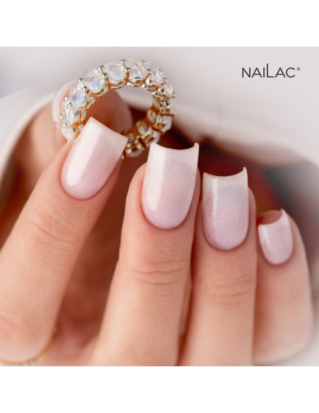 Manicure hybrydowy. Paznokcie pokryte mleczną bazą hybrydową z drobinkami VitaMilk Shimmer Manicure hybrydowy. Paznokcie pokryte mleczną bazą hybrydową z drobinkami VitaMilk Shimmer