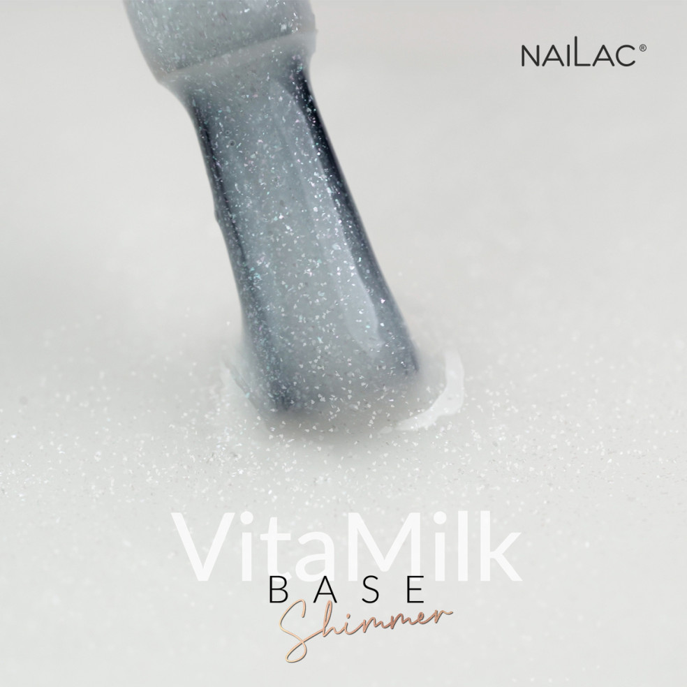 Zbliżenie na pędzelek zanurzony w mlecznej bazie VitaMilk z drobinkami Zbliżenie na pędzelek zanurzony w mlecznej bazie VitaMilk z drobinkami