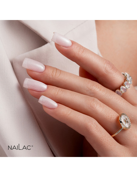 Mleczne paznokcie. Manicure wykonany za pomocą bazy hybrydowej VitaMilk Shimmer z drobinkami. Mleczne paznokcie. Manicure wykonany za pomocą bazy hybrydowej VitaMilk Shimmer z drobinkami.