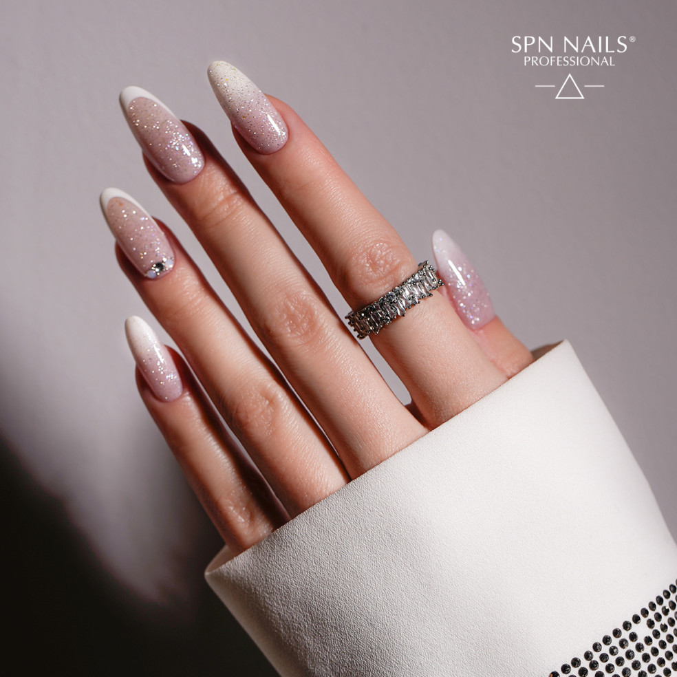 Manicure żelowy. Stylizacja wykonana za pomocą żelu do przedłużania paznokci z drobinkami flash - Builder Flash Gel Star Manicure żelowy. Stylizacja wykonana za pomocą żelu do przedłużania paznokci z drobinkami flash - Builder Flash Gel Star