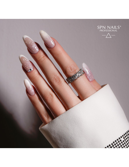 Manicure żelowy. Stylizacja wykonana za pomocą żelu do przedłużania paznokci z drobinkami flash - Builder Flash Gel Star Manicure żelowy. Stylizacja wykonana za pomocą żelu do przedłużania paznokci z drobinkami flash - Builder Flash Gel Star