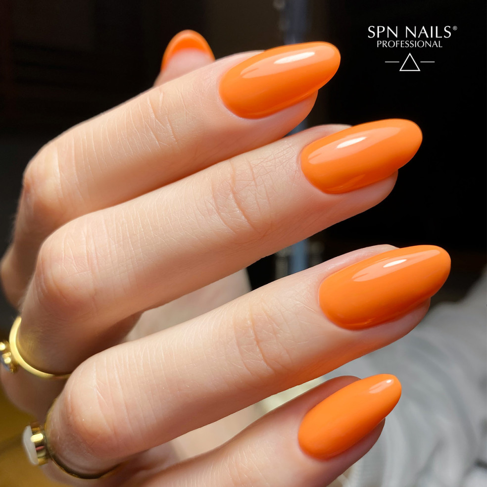 Manicure hybrydowy. Paznokcie pomalowane pomarańczowym lakierem 968 Spritz Baby!