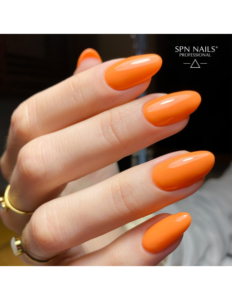 Manicure hybrydowy. Paznokcie pomalowane pomarańczowym lakierem 968 Spritz Baby!