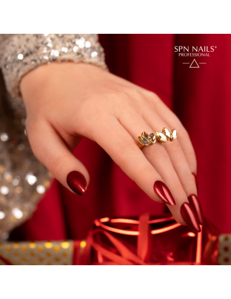 Metaliczne czerwone paznokcie hybrydowe. Stylizacja wykonana za pomocą lakieru hybrydowego 1024 Holly Magic