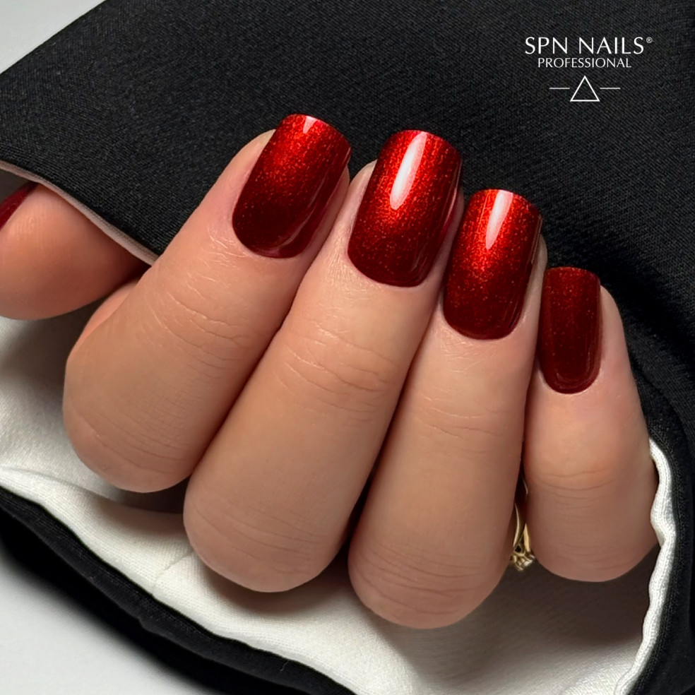 Metaliczne czerwone paznokcie hybrydowe. Manicure wykonany za pomocą odcienia 1024 Holly Magic