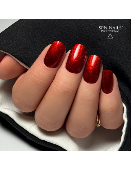 Metaliczne czerwone paznokcie hybrydowe. Manicure wykonany za pomocą odcienia 1024 Holly Magic