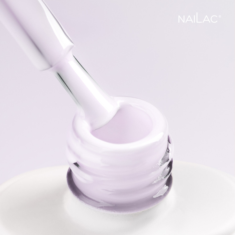 Szyjka butelki z pędzelkiem zanurzonym w lakierze hybrydowym pastelowym fioletowym