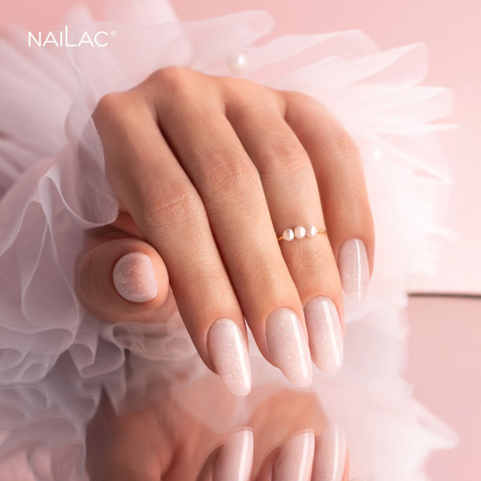 Manicure żelowy. Paznokcie ozdobione żelem w butelce Jelly Bottle Angel Kiss w mlecznobiałym odcieniu ze złotymi drobinkami