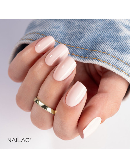 Manicure hybrydowy. Paznokcie pomalowane lakierem hybrydowym w kolorze pastelowym brzoskwiniowym