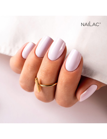 Manicure hybrydowy. Paznokcie pomalowane lakierem hybrydowym w kolorze pastelowym fioletowym