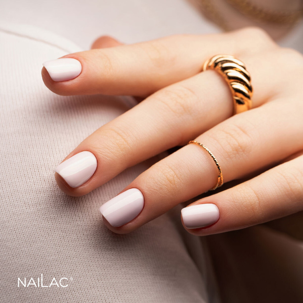 Manicure hybrydowy. Paznokcie pomalowane lakierem hybrydowym w kolorze pastelowym różowym.