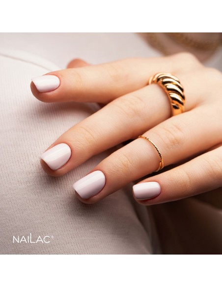 Manicure hybrydowy. Paznokcie pomalowane lakierem hybrydowym w kolorze pastelowym różowym.